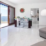Four-bedroom In Hébergement de vacances Pisak