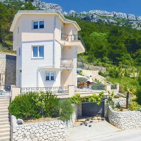 Hébergement de vacances Four-bedroom In *
